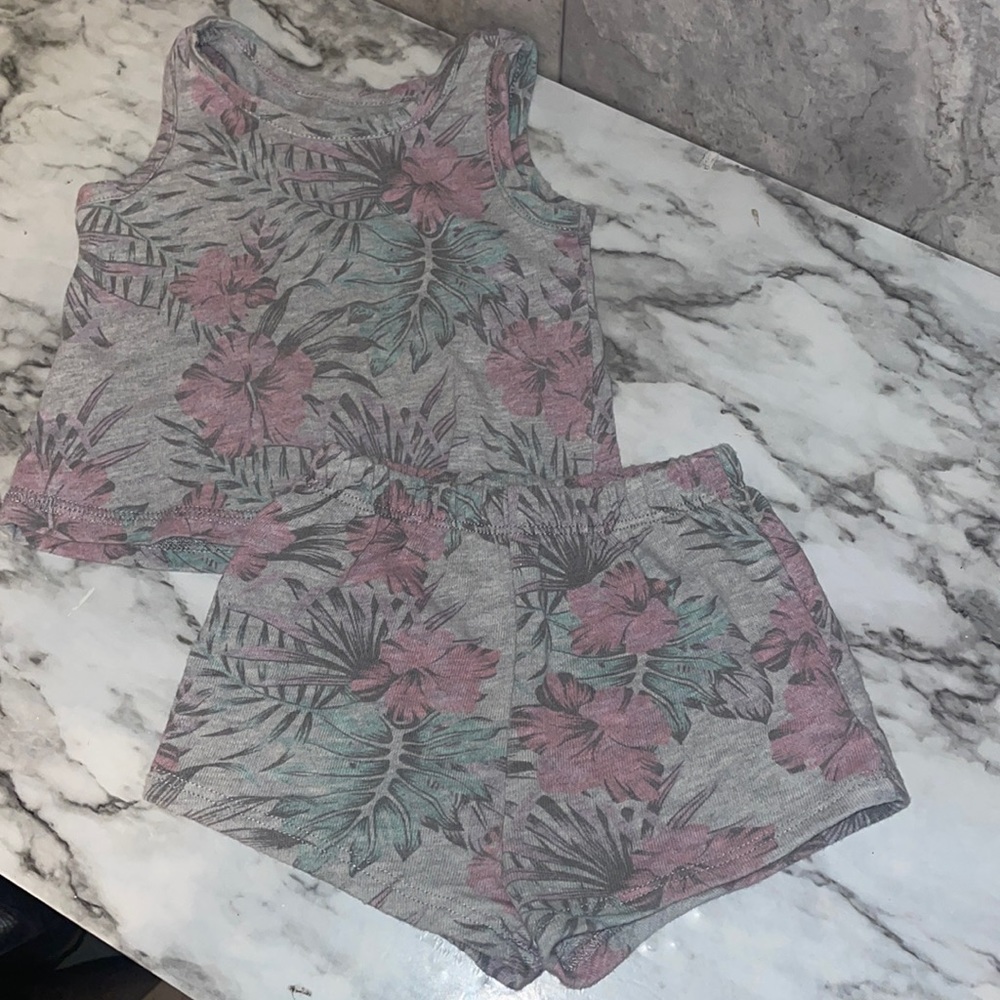 Used infants size 6-9 months Grayson mini short set